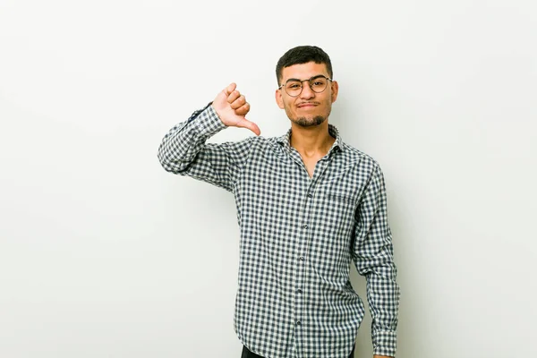 Молодой Латиноамериканец Показывает Неприязненный Жест Пальцы Вниз Концепция Разногласий — стоковое фото