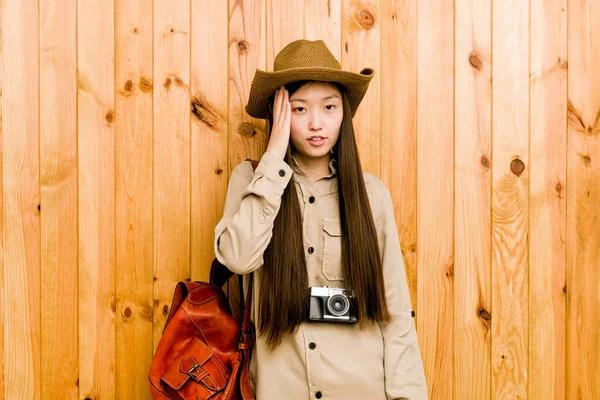 Joven Viajera China Mujer Cansada Muy Somnolienta Manteniendo Mano Cabeza —  Fotos de Stock