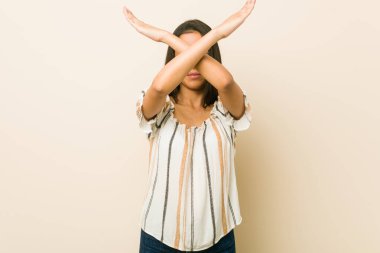 İki kolu çapraz tutan genç İspanyol kadın, inkar kavramı.