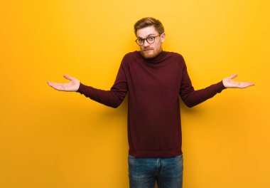 Genç ve zeki bir adam kuşkulanıyor ve omuz silkiyor.