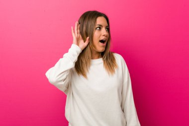 Bir dedikodu dinlemeye çalışırken bir duvara karşı genç otantik karizmatik gerçek insanlar kadın.