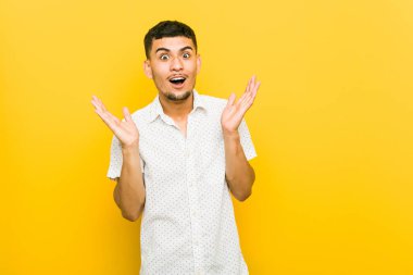 Genç İspanyol adam şaşırttı ve şok.