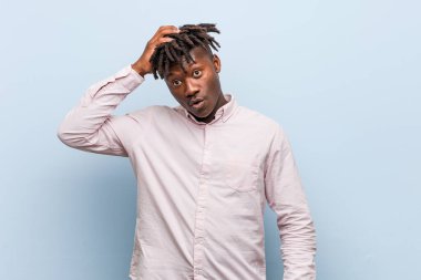 Genç iş adamı Afrikalı siyah adam yorgun ve uykulu ellerini başının üstünde tutuyor..