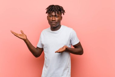 Genç Afrikalı siyahi adam iki seçenek arasında şüpheye düşüyor.