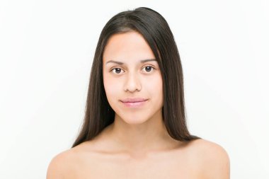 Güzel ve doğal İspanyol Genç kadın yakın