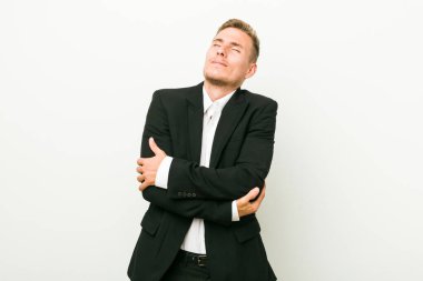 Genç Kafkas iş adamı sarıldı, kaygısız ve mutlu bir şekilde gülümsedi..