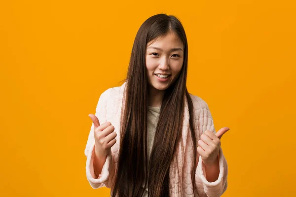 Junge Chinesin Pyjama Hebt Beide Daumen Lächelt Und Ist Zuversichtlich — Stockfoto