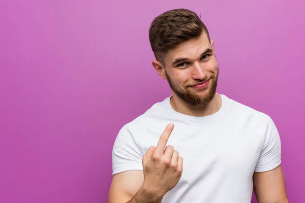 Jovem Caucasiano Bonito Apontando Com Dedo Para Você Como Convidando — Fotografia de Stock