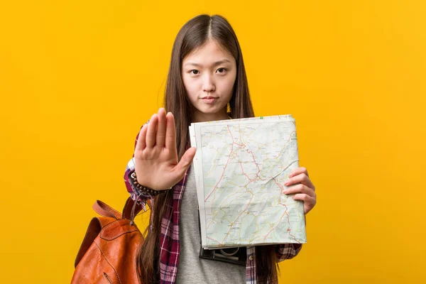 Joven Asiática Sosteniendo Mapa Pie Con Mano Extendida Mostrando Señal —  Fotos de Stock