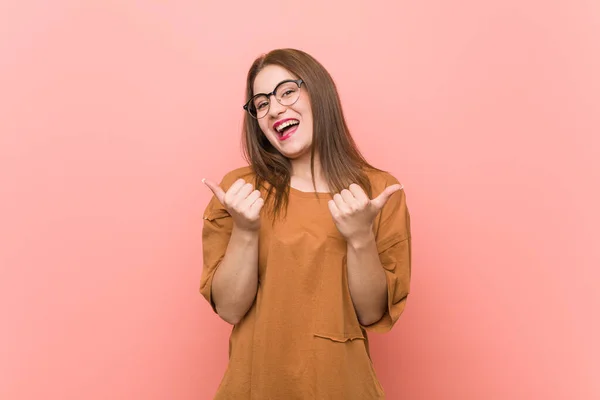 Joven Estudiante Con Anteojos Levantando Ambos Pulgares Hacia Arriba Sonriente —  Fotos de Stock