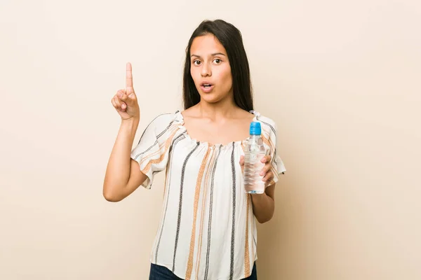Junge Hispanische Frau Die Eine Flasche Wasser Der Hand Hält — Stockfoto