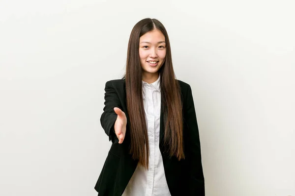 Νεαρή Όμορφη Κινέζα Επιχειρηματίας Τεντώνει Χέρι Στην Κάμερα Χειρονομία Χαιρετισμού — Φωτογραφία Αρχείου