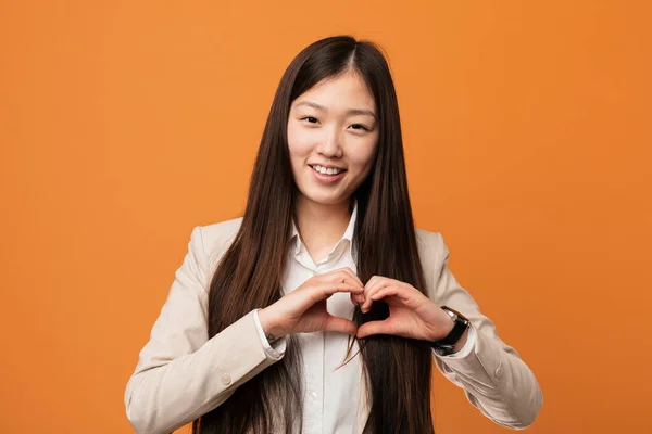 Jovem Mulher Chinesa Negócios Sorrindo Mostrando Uma Forma Coração Com — Fotografia de Stock