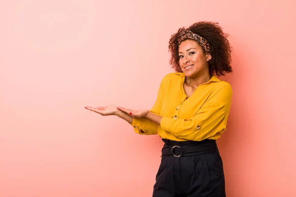 Jovem Afro Americana Contra Fundo Rosa Segurando Espaço Cópia Uma — Fotografia de Stock