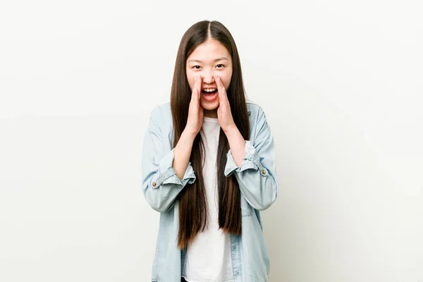 Joven Asiático Mujer Gritando Excitado Frente — Foto de Stock