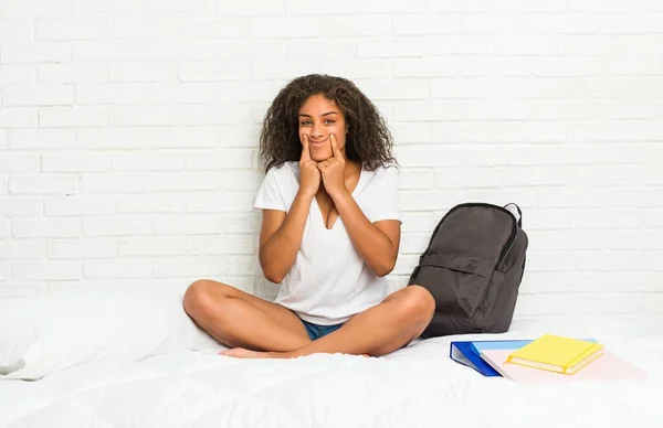 Young African American Student Woman Bed Doubting Two Options — Stock Photo, Image