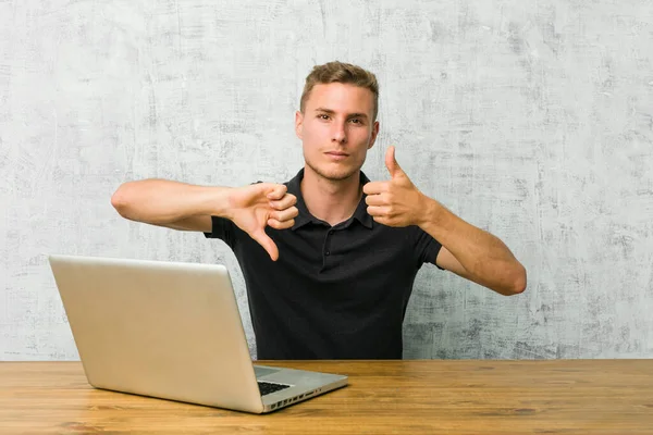 Jovem Empreendedor Trabalhando Com Seu Laptop Uma Mesa Mostrando Polegares — Fotografia de Stock