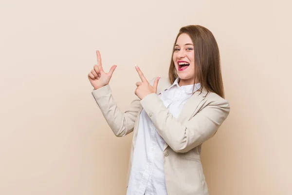 Ung Affärskvinna Pekar Med Pekfingrar Till Kopia Utrymme Uttrycker Spänning — Stockfoto