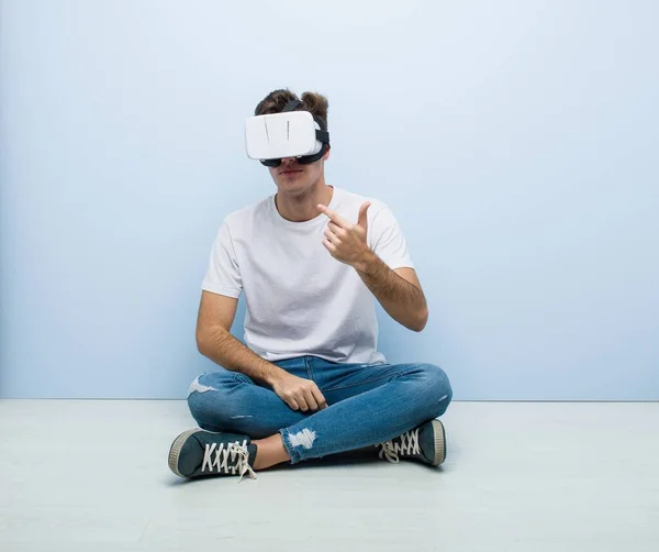 Adolescente Caucásico Hombre Usando Virtual Realidad Gafas Sentado Suelo —  Fotos de Stock