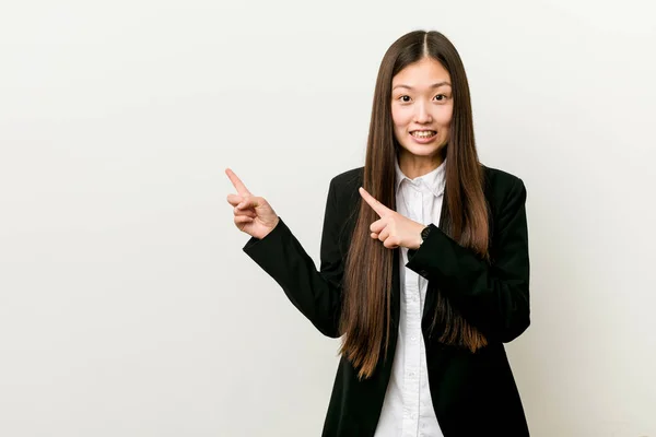 Joven Mujer Negocios Bastante Chino Conmocionado Señalando Con Los Dedos — Foto de Stock