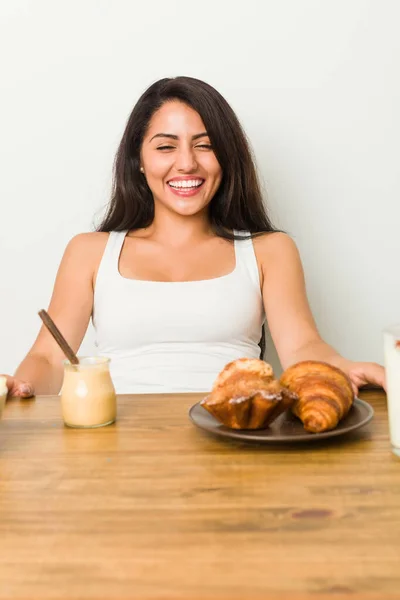 Jovem Hispânica Tomando Café Manhã Mesa — Fotografia de Stock