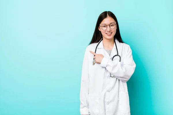 Joven Doctora China Sonriendo Señalando Lado Mostrando Algo Espacio Blanco —  Fotos de Stock