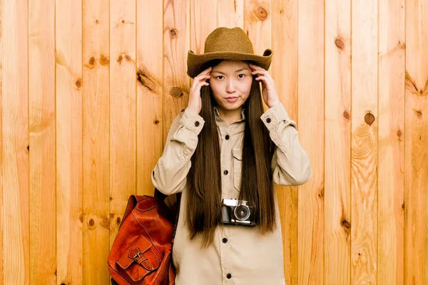 年轻的中国女旅行家专心致志地工作 无时无刻不在指尖着头 — 图库照片