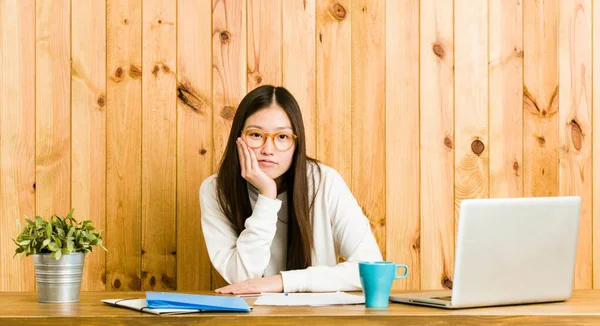 책상에서 공부하고 지루하고 피곤하고 — 스톡 사진