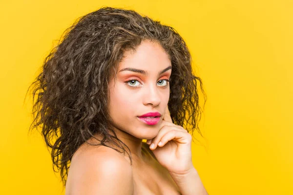 Zbliżenie Młodych African American Piękne Makijaż Kobieta Stwarzające — Zdjęcie stockowe