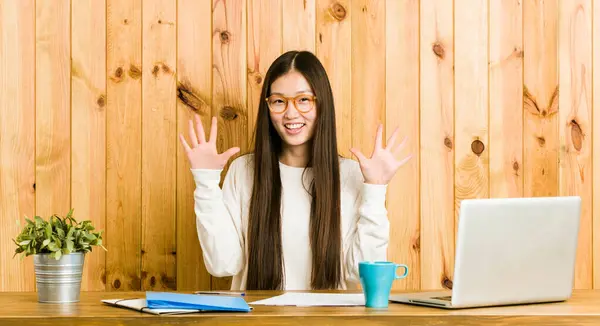 Joven Mujer China Estudiando Escritorio Mostrando Número Diez Con Las —  Fotos de Stock