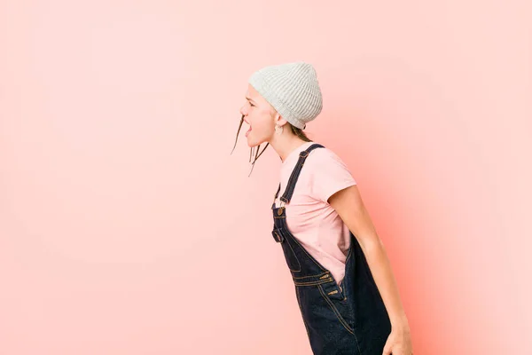 Hispter Adolescente Mulher Gritando Para Espaço Cópia — Fotografia de Stock