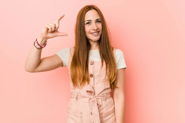 Young Ginger Woman Freckles Holding Something Little Forefingers Smiling Confident — ストック写真