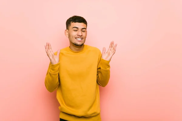 Joven Hispano Alegre Riendo Mucho Concepto Felicidad —  Fotos de Stock