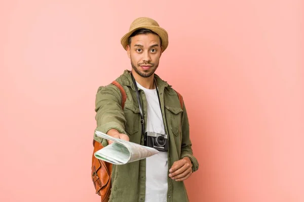 Joven Hombre Sudasiático Sosteniendo Mapa — Foto de Stock