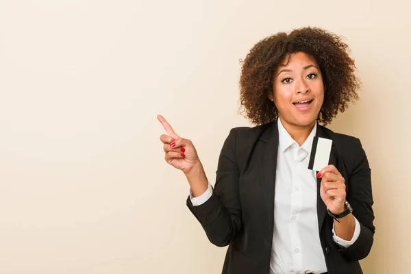 Ung Afrikansk Amerikansk Kvinna Håller Ett Kreditkort Leende Glatt Pekar — Stockfoto