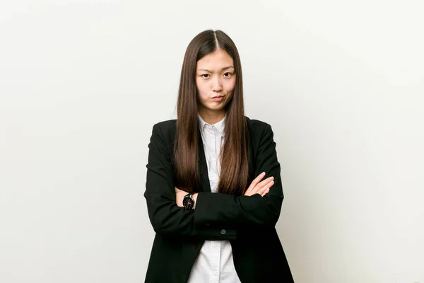 Jovem Mulher Negócios Chinesa Bonita Franzindo Cara Desagrado Mantém Braços — Fotografia de Stock