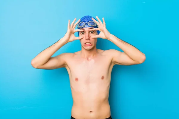 Joven Nadador Manteniendo Los Ojos Abiertos Para Encontrar Una Oportunidad — Foto de Stock