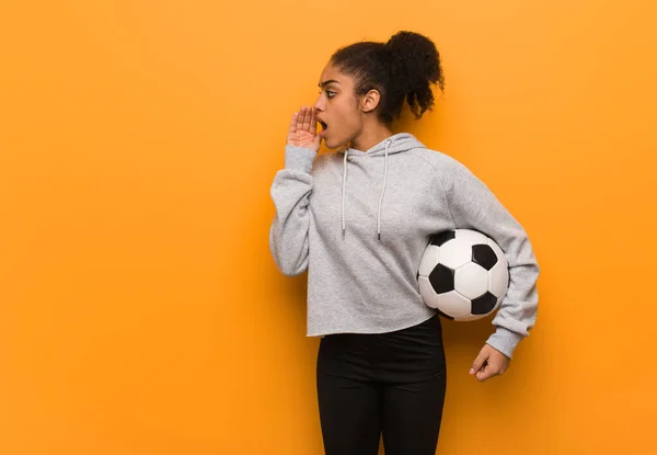 Young Fitness Black Woman Whispering Gossip Undertone Holding Soccer Ball — ストック写真