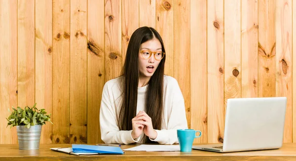 Joven Mujer China Estudiando Escritorio Siendo Sorprendido Por Algo Que —  Fotos de Stock