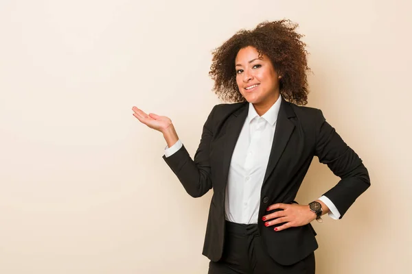 Jonge Afro Amerikaanse Zakenvrouw Die Een Kopieerruimte Een Handpalm Laat — Stockfoto