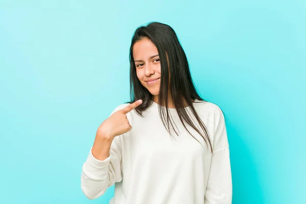 Ung Söt Latinamerikansk Kvinna Pekar Med Fingret Dig Som Bjuda — Stockfoto