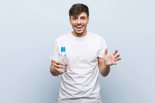 Joven Hispano Sosteniendo Una Botella Agua Celebrando Una Victoria Éxito — Foto de Stock