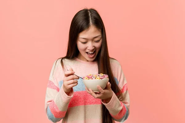 Jonge Aziatische Vrouw Het Houden Van Een Granen Bowl — Stockfoto