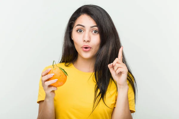 Ung Latinamerikansk Kvinna Håller Apelsin Har Någon Bra Idé Begreppet — Stockfoto