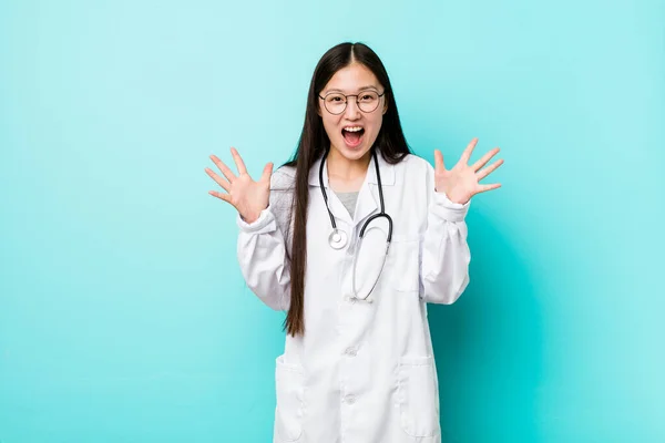 Joven Doctora China Celebrando Una Victoria Éxito Sorprende Sorprende —  Fotos de Stock