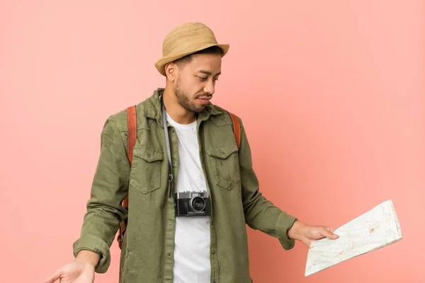 Jovem Sul Asiático Homem Segurando Mapa — Fotografia de Stock