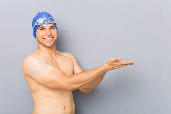 Jovem Nadador Profissional Segurando Espaço Cópia Uma Palma — Fotografia de Stock