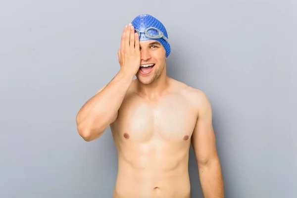 Mladý Profesionální Plavec Muž Baví Pokrývající Polovinu Obličeje Dlaní — Stock fotografie