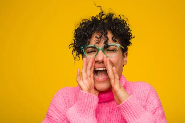 Joven Afroamericana Americana Vestida Con Suéter Rosa Gritando Emocionada Frente — Foto de Stock