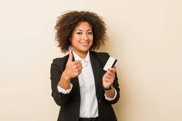 Jonge Afro Amerikaanse Vrouw Met Een Creditcard Die Glimlacht Duim — Stockfoto
